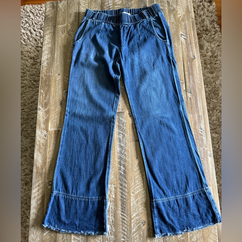 Cloth & Stone pull on denim jeans with frayed bottoms